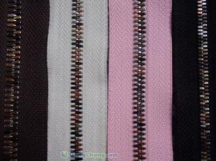 廠家直供金屬拉鏈、尼龍拉鏈、壓塑拉鏈_紡織、皮革_世界工廠網(wǎng)中國產(chǎn)品信息庫